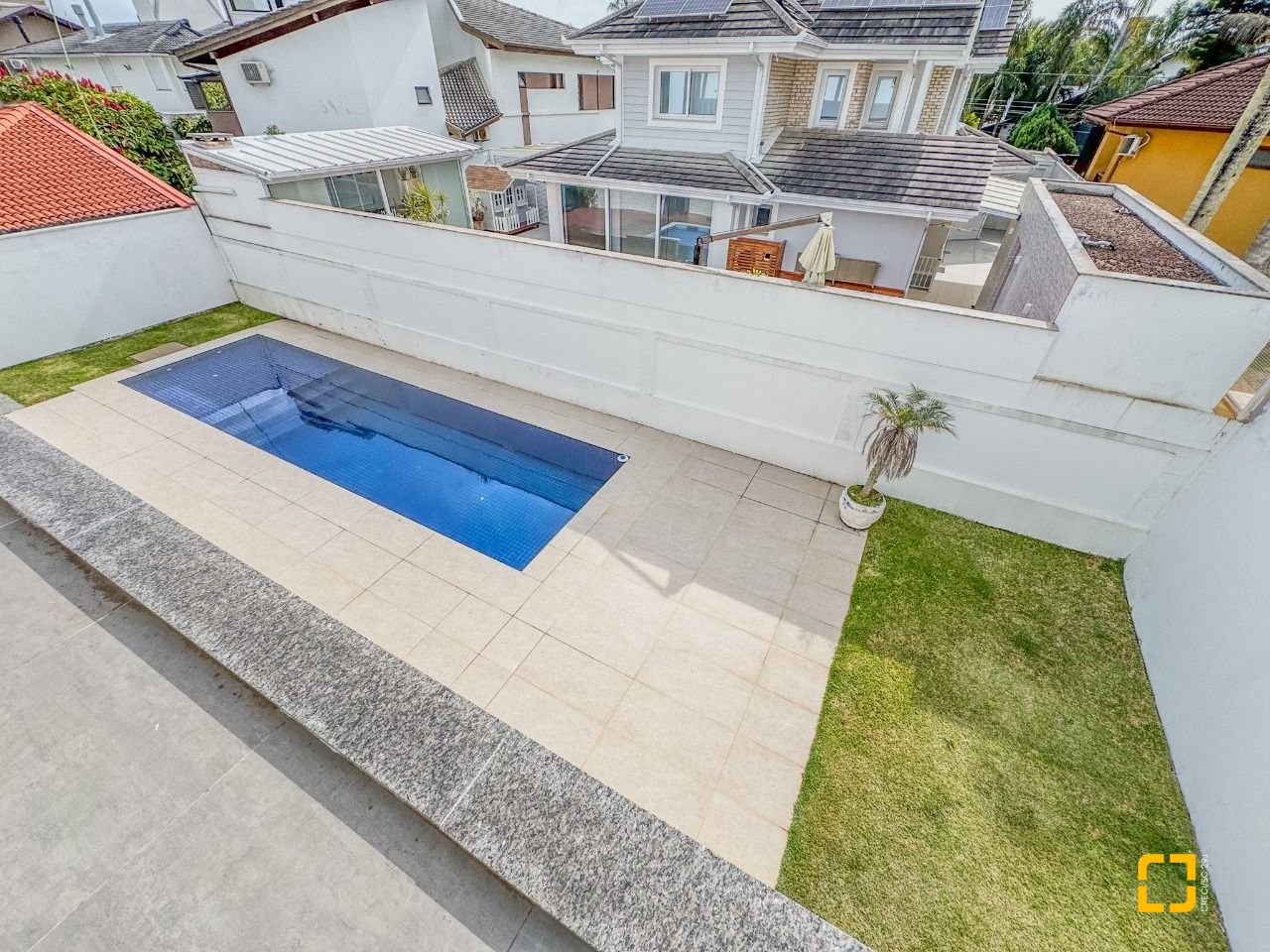 Casa com 450m², 8 quartos (sendo 4 suítes), 4 garagens, no bairro Jurerê Internacional em Florianópolis