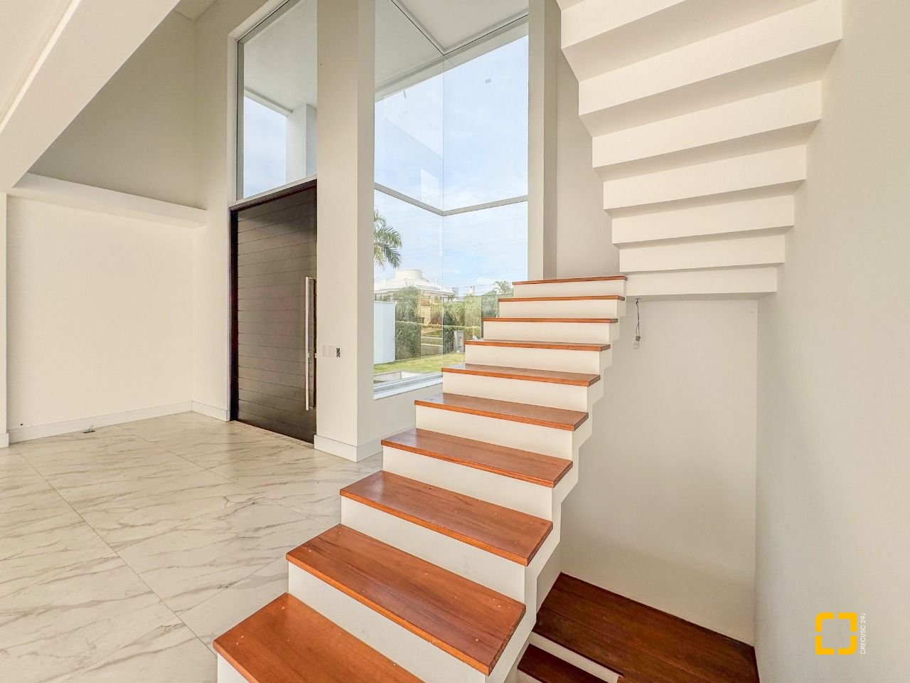 Casa com 450m², 8 quartos (sendo 4 suítes), 4 garagens, no bairro Jurerê Internacional em Florianópolis