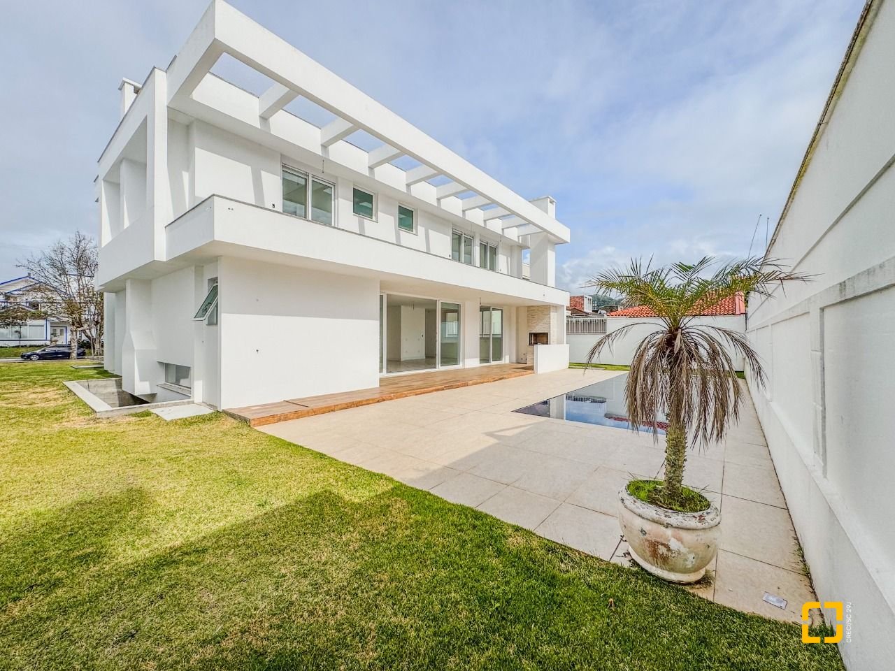 Casa com 450m², 8 quartos (sendo 4 suítes), 4 garagens, no bairro Jurerê Internacional em Florianópolis