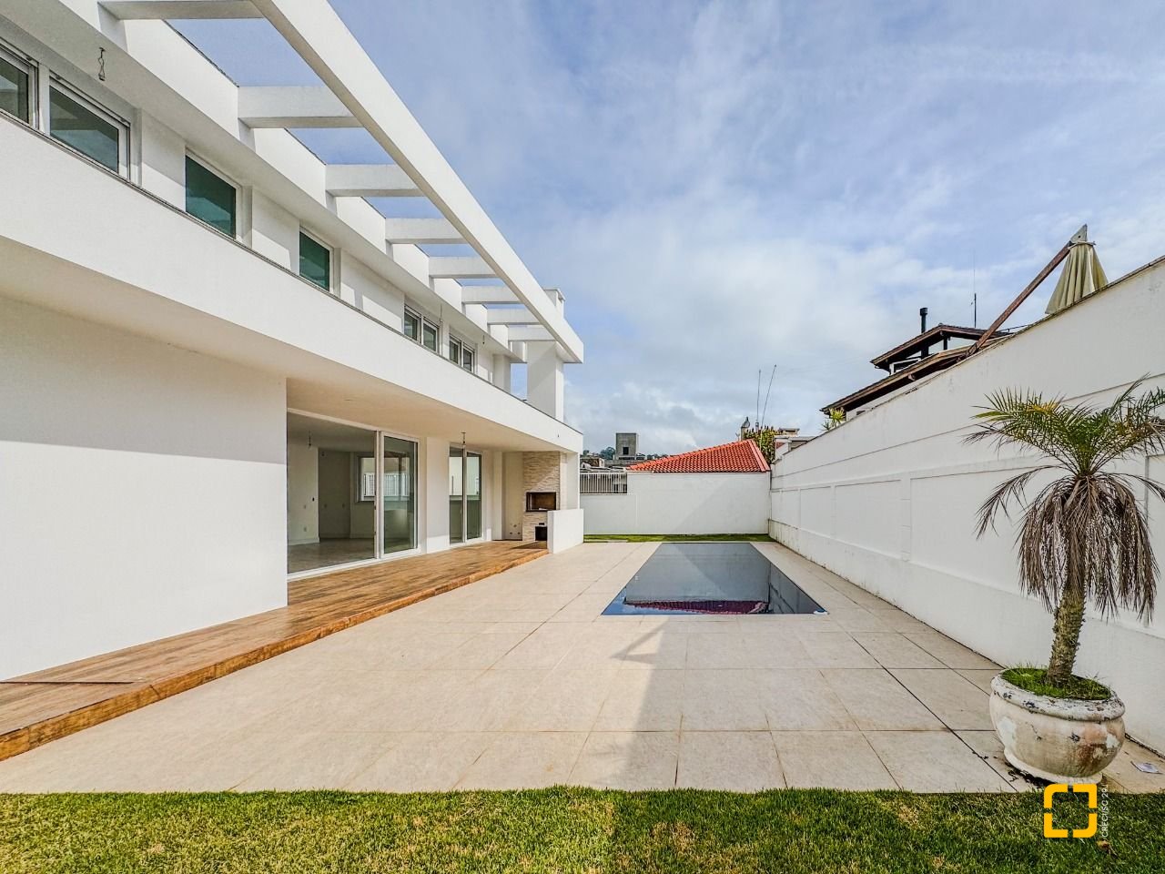 Casa com 450m², 8 quartos (sendo 4 suítes), 4 garagens, no bairro Jurerê Internacional em Florianópolis