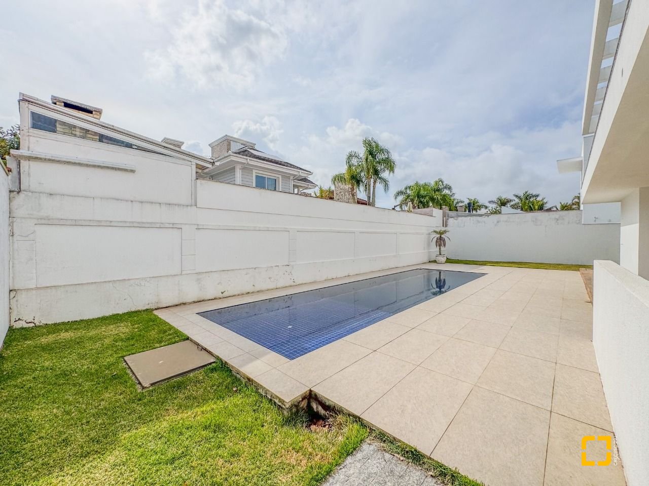 Casa com 450m², 8 quartos (sendo 4 suítes), 4 garagens, no bairro Jurerê Internacional em Florianópolis