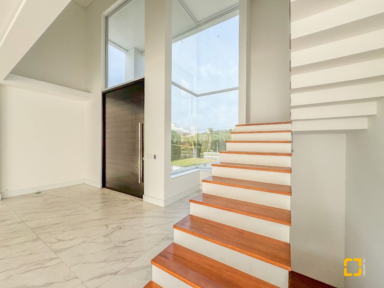 Casa com 450m², 8 quartos (sendo 4 suítes), 4 garagens, no bairro Jurerê Internacional em Florianópolis