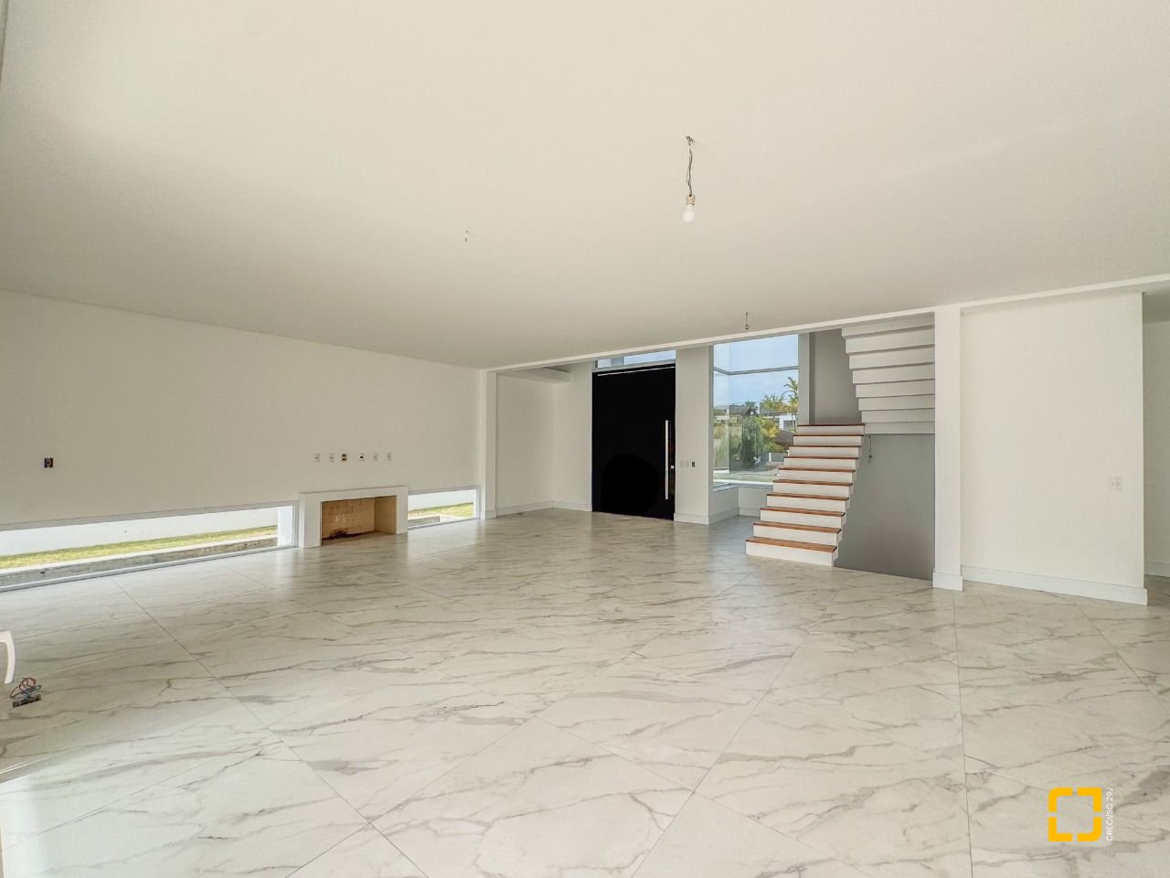 Casa com 450m², 8 quartos (sendo 4 suítes), 4 garagens, no bairro Jurerê Internacional em Florianópolis