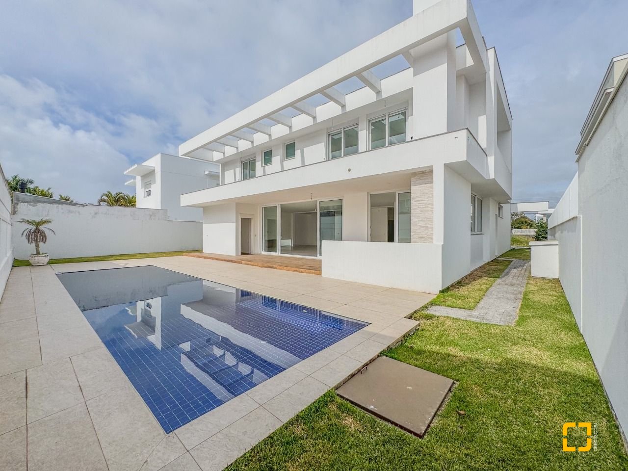 Casa com 450m², 8 quartos (sendo 4 suítes), 4 garagens, no bairro Jurerê Internacional em Florianópolis