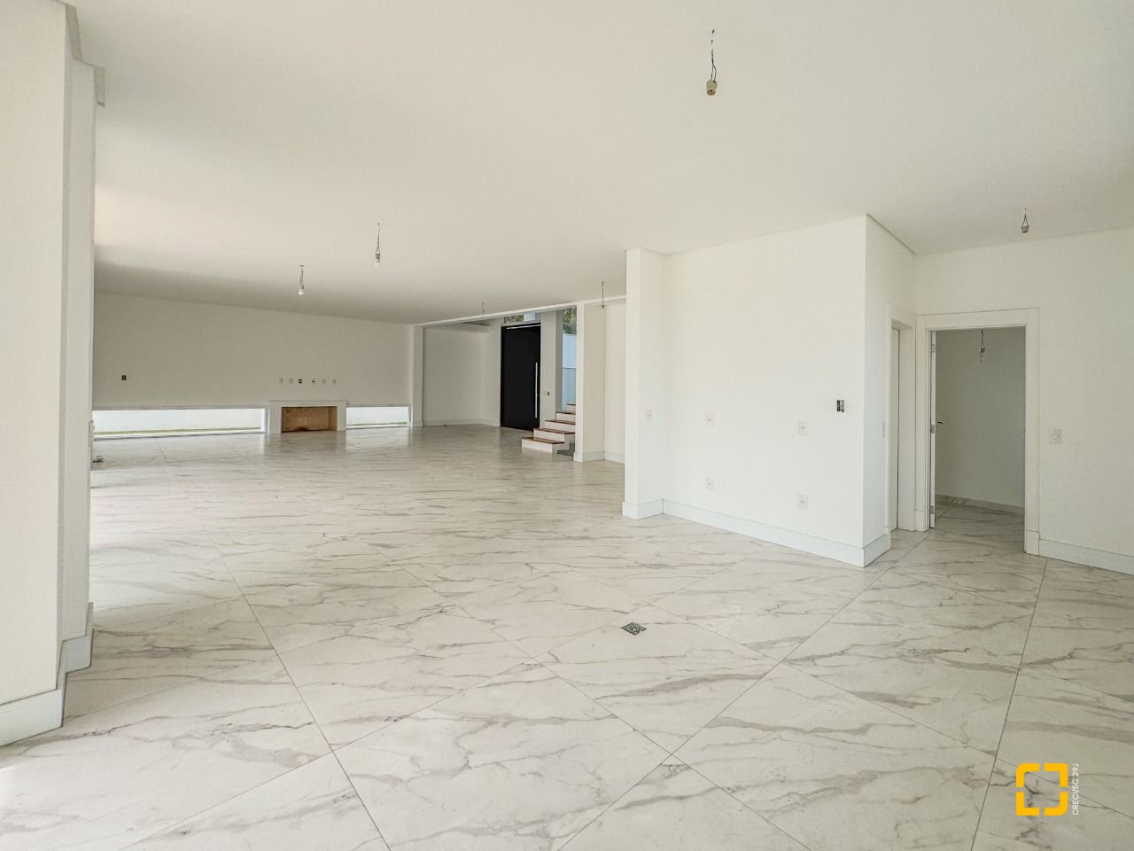 Casa com 450m², 8 quartos (sendo 4 suítes), 4 garagens, no bairro Jurerê Internacional em Florianópolis