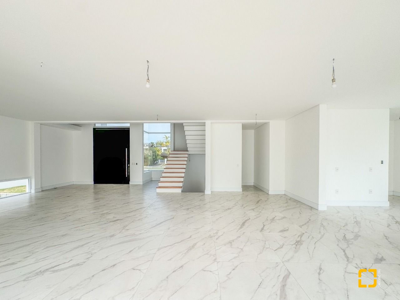 Casa com 450m², 8 quartos (sendo 4 suítes), 4 garagens, no bairro Jurerê Internacional em Florianópolis