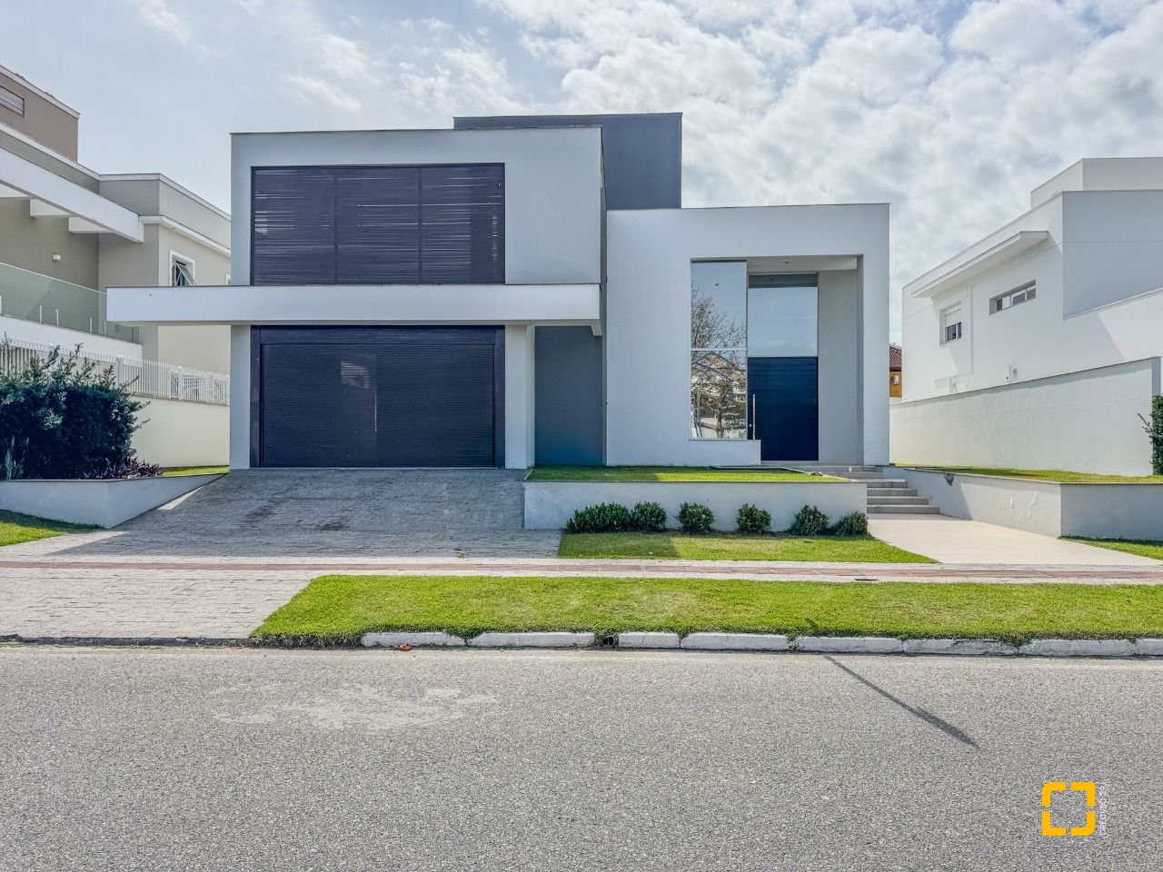 Casa com 450m², 8 quartos (sendo 4 suítes), 4 garagens, no bairro Jurerê Internacional em Florianópolis