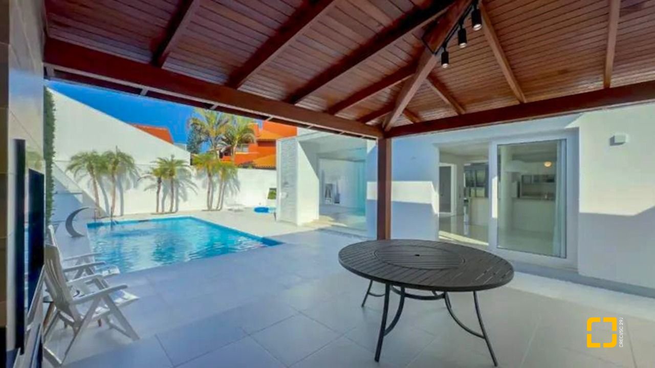 Casa com 485m², 5 quartos (sendo 3 suítes), 4 garagens, no bairro Jurerê Internacional em Florianópolis