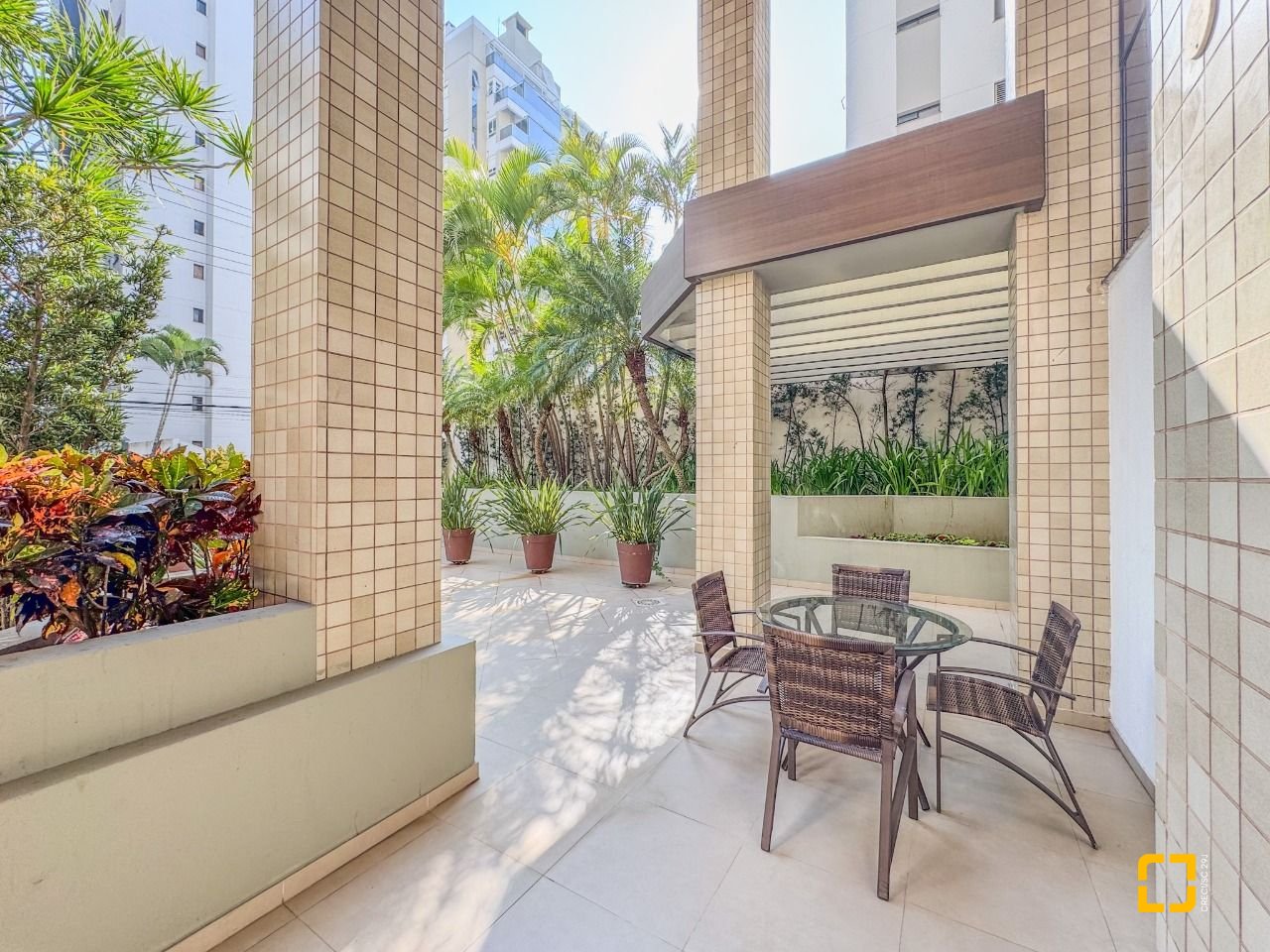 Apartamento com 122m², 4 quartos (sendo 1 suíte), 1 garagem, no bairro Centro em Florianópolis