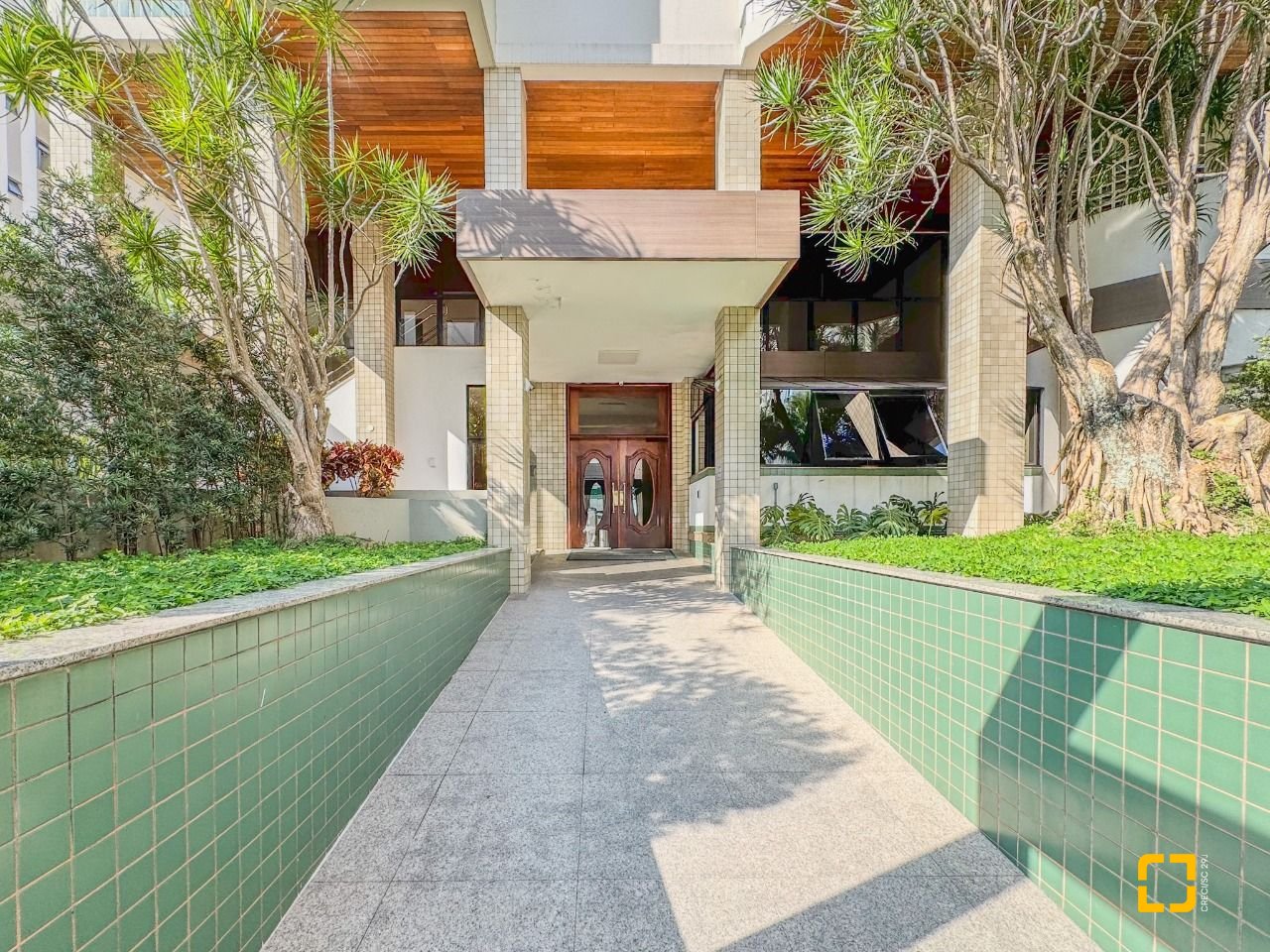 Apartamento com 122m², 4 quartos (sendo 1 suíte), 1 garagem, no bairro Centro em Florianópolis