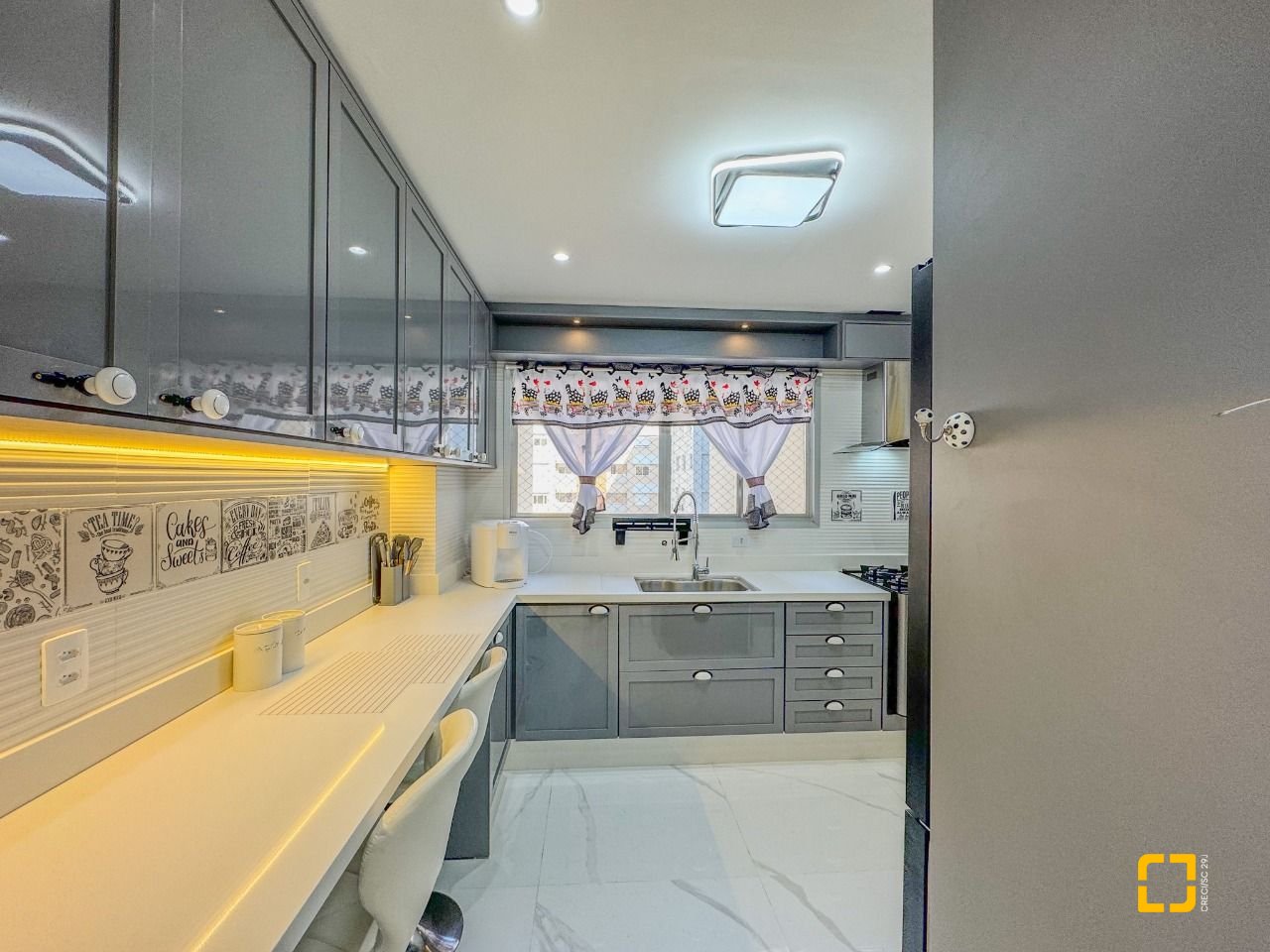 Apartamento com 122m², 4 quartos (sendo 1 suíte), 1 garagem, no bairro Centro em Florianópolis