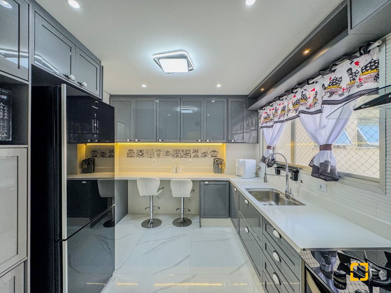 Apartamento com 122m², 4 quartos (sendo 1 suíte), 1 garagem, no bairro Centro em Florianópolis