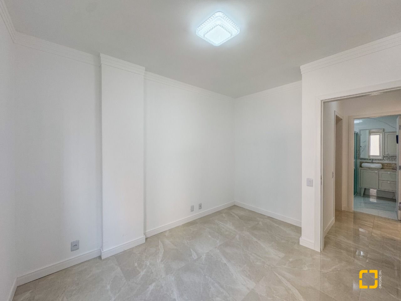 Apartamento com 122m², 4 quartos (sendo 1 suíte), 1 garagem, no bairro Centro em Florianópolis