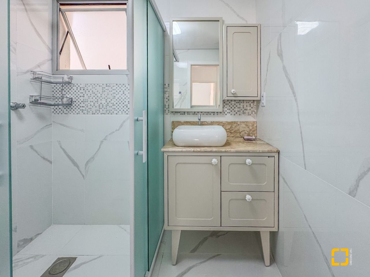 Apartamento com 122m², 4 quartos (sendo 1 suíte), 1 garagem, no bairro Centro em Florianópolis