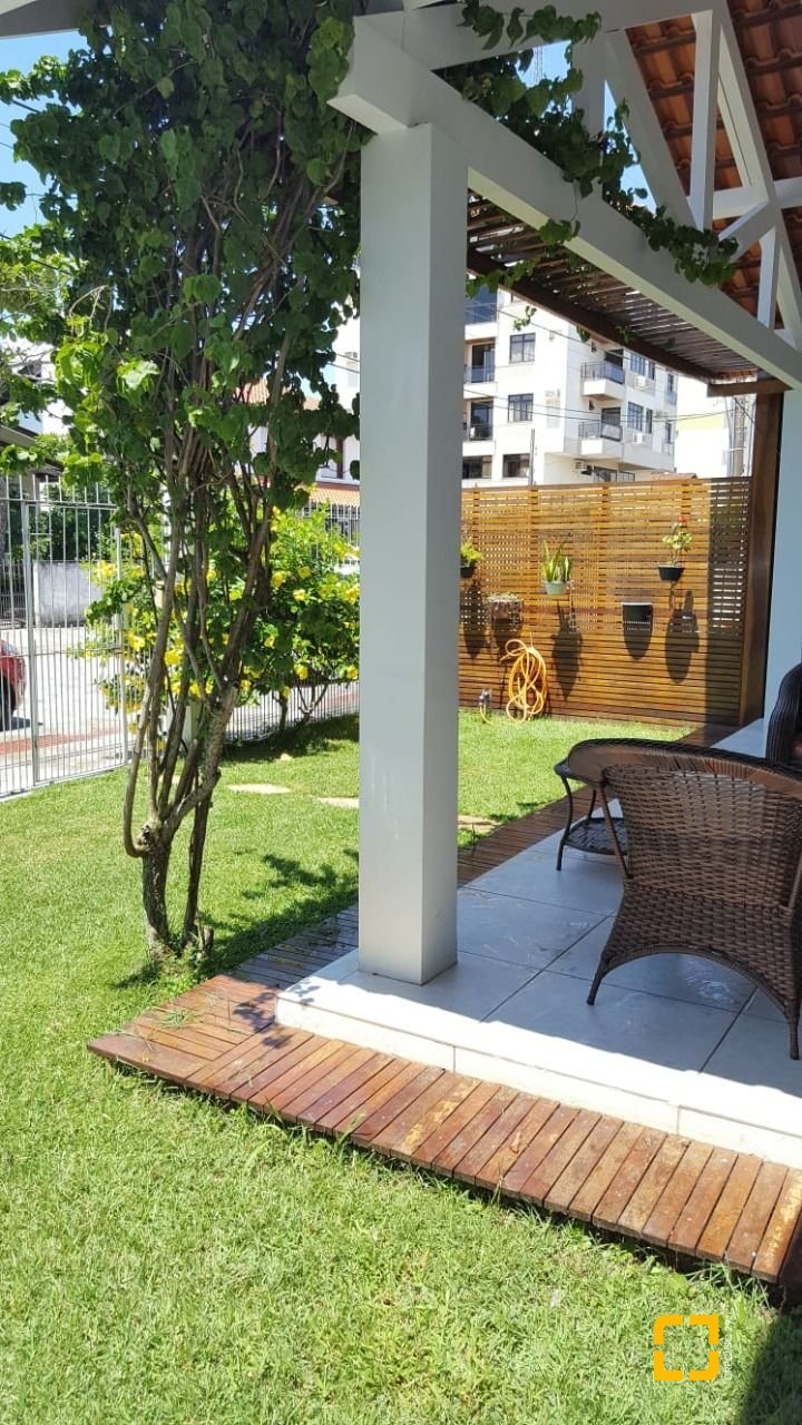 Casa com 171m², 4 quartos (sendo 2 suítes), 7 garagens, no bairro Cachoeira do Bom Jesus em Florianópolis