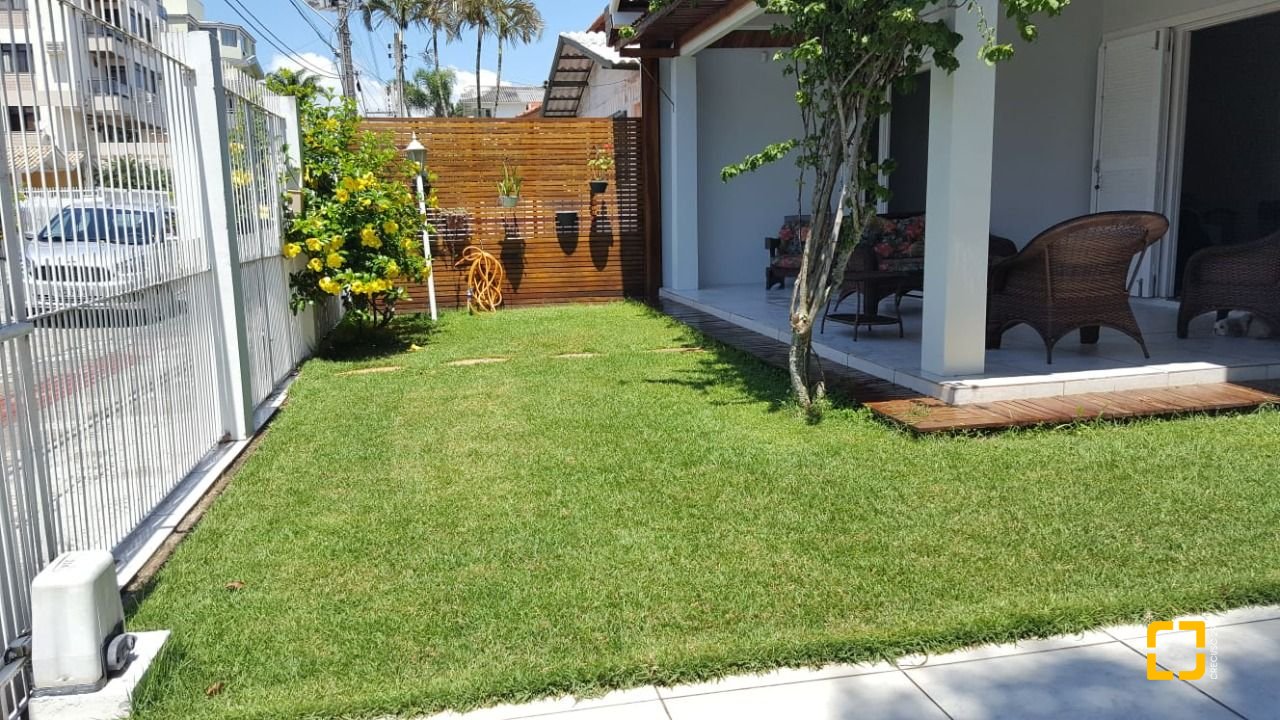 Casa com 171m², 4 quartos (sendo 2 suítes), 7 garagens, no bairro Cachoeira do Bom Jesus em Florianópolis