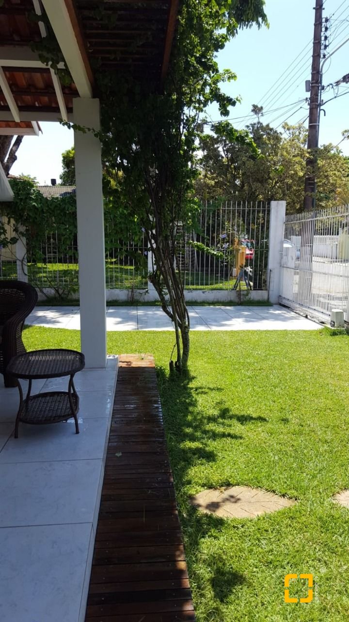 Casa com 171m², 4 quartos (sendo 2 suítes), 7 garagens, no bairro Cachoeira do Bom Jesus em Florianópolis