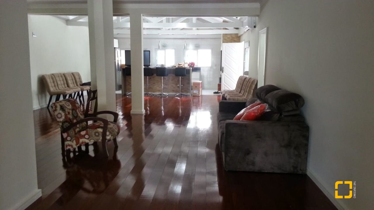 Casa com 171m², 4 quartos (sendo 2 suítes), 7 garagens, no bairro Cachoeira do Bom Jesus em Florianópolis