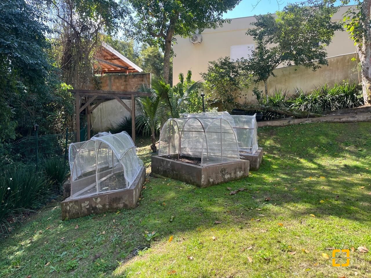 Apartamento com 48m², 1 quarto (sendo 1 suíte), 1 garagem, no bairro Praia Comprida em São José