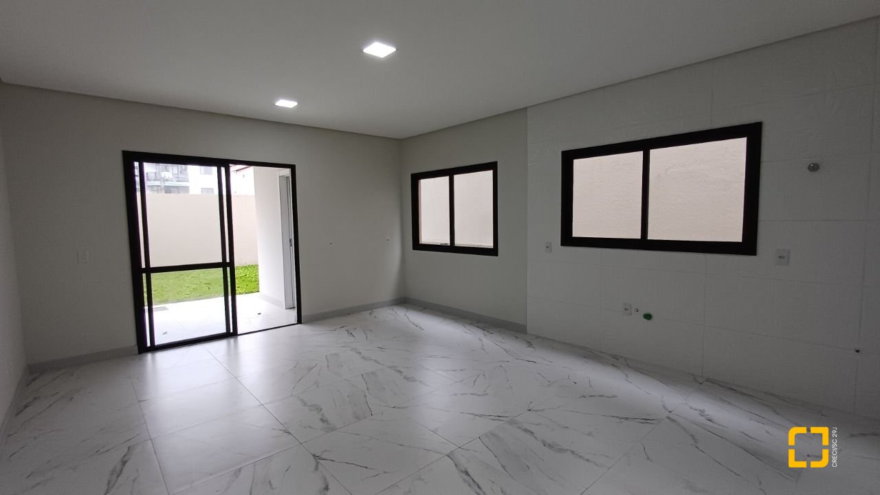 Casa com 87m², 4 quartos (sendo 1 suíte), 2 garagens, no bairro Canasvieiras em Florianópolis