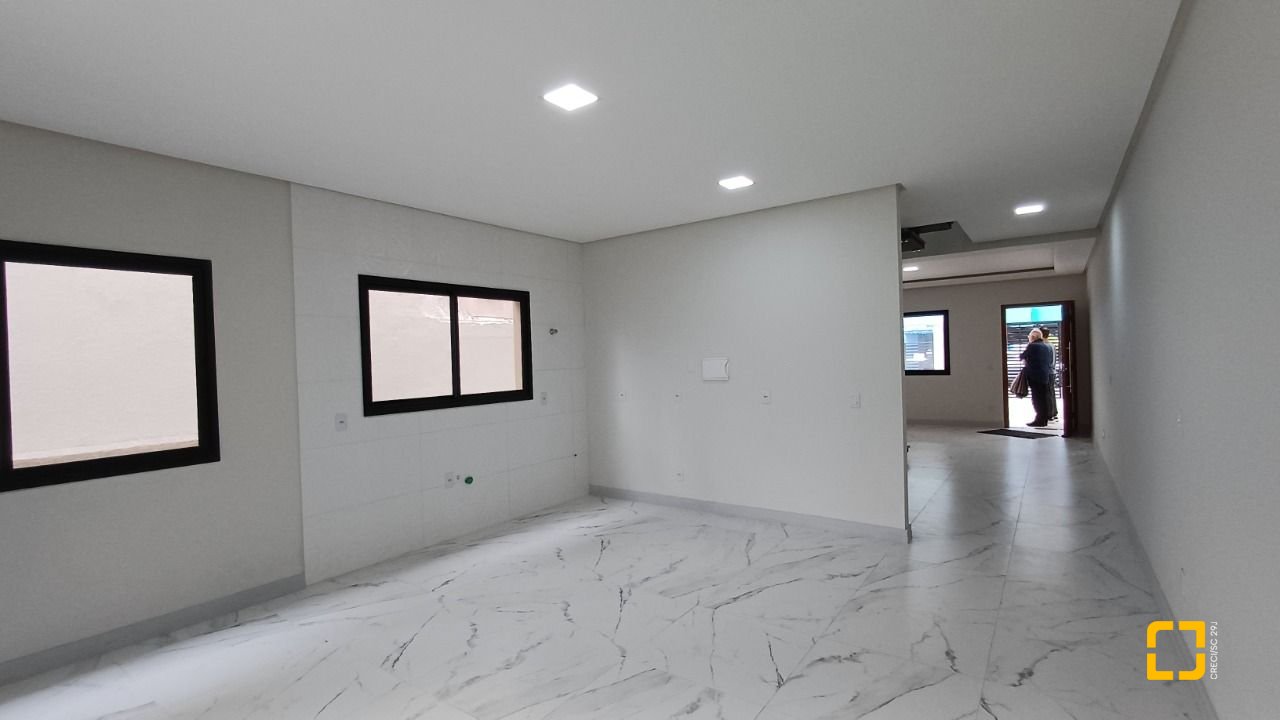 Casa com 87m², 4 quartos (sendo 1 suíte), 2 garagens, no bairro Canasvieiras em Florianópolis