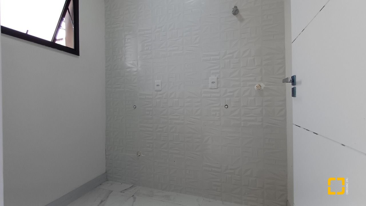 Casa com 87m², 4 quartos (sendo 1 suíte), 2 garagens, no bairro Canasvieiras em Florianópolis