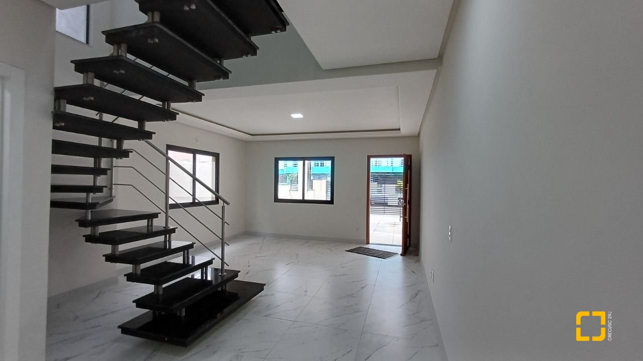 Casa com 87m², 4 quartos (sendo 1 suíte), 2 garagens, no bairro Canasvieiras em Florianópolis