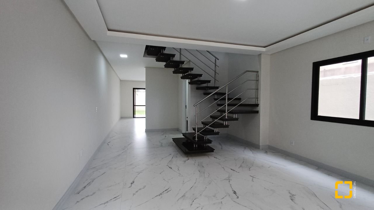 Casa com 87m², 4 quartos (sendo 1 suíte), 2 garagens, no bairro Canasvieiras em Florianópolis
