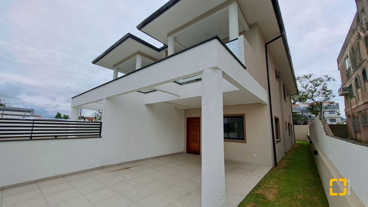 Casa com 87m², 4 quartos (sendo 1 suíte), 2 garagens, no bairro Canasvieiras em Florianópolis