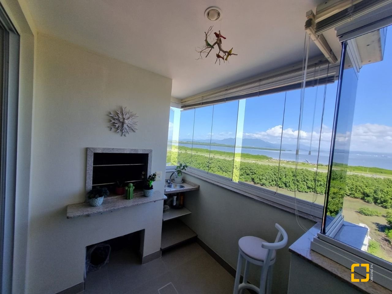 Apartamento com 77m², 4 quartos (sendo 1 suíte), 2 garagens, no bairro Costeira do Pirajubaé em Florianópolis