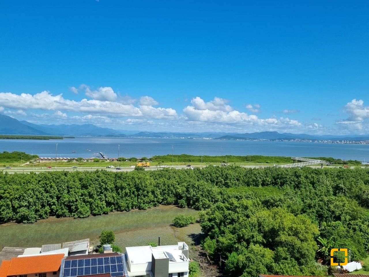 Apartamento com 77m², 4 quartos (sendo 1 suíte), 2 garagens, no bairro Costeira do Pirajubaé em Florianópolis