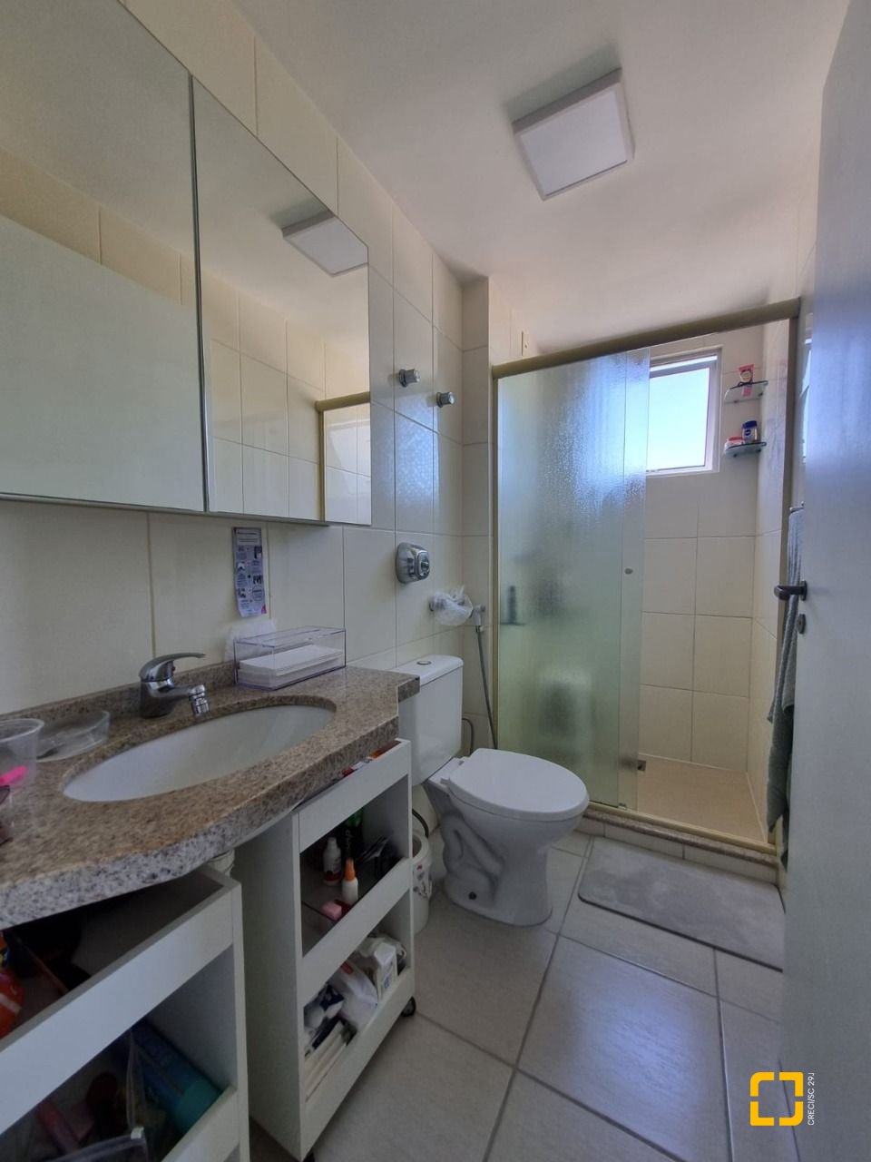 Apartamento com 77m², 4 quartos (sendo 1 suíte), 2 garagens, no bairro Costeira do Pirajubaé em Florianópolis