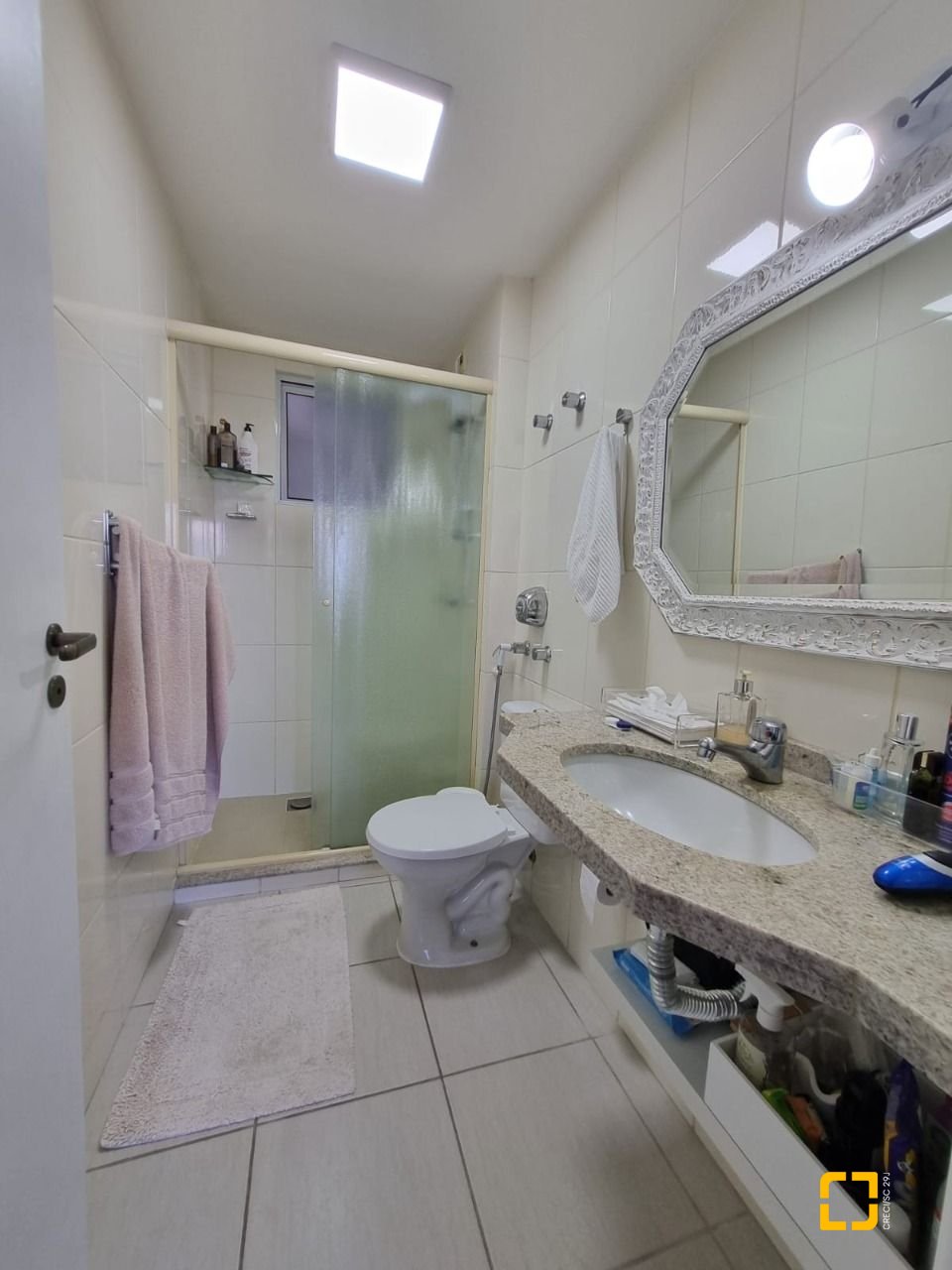 Apartamento com 77m², 4 quartos (sendo 1 suíte), 2 garagens, no bairro Costeira do Pirajubaé em Florianópolis