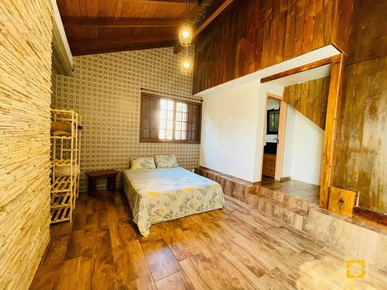 Casa com 200m², 9 quartos (sendo 2 suítes), 2 garagens, no bairro Carvoeira em Florianópolis