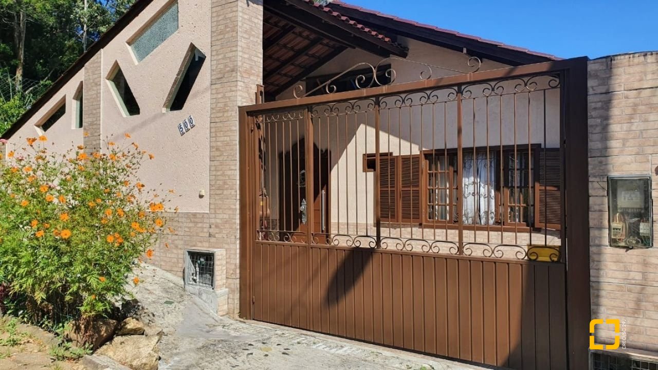 Casa com 200m², 9 quartos (sendo 2 suítes), 2 garagens, no bairro Carvoeira em Florianópolis