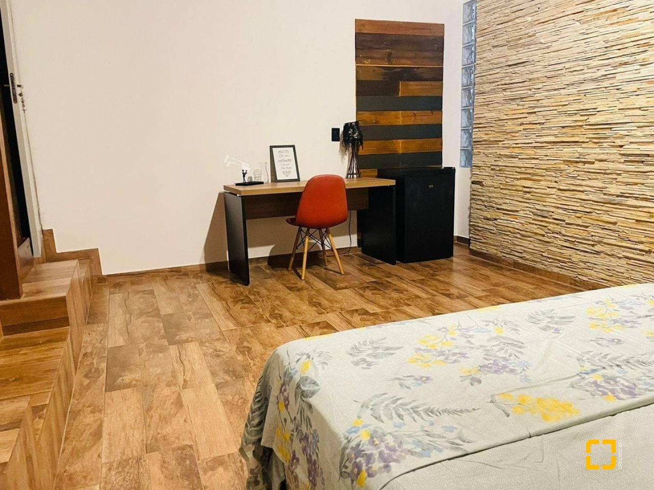 Casa com 200m², 9 quartos (sendo 2 suítes), 2 garagens, no bairro Carvoeira em Florianópolis