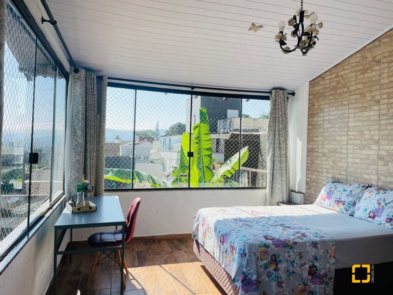 Casa com 200m², 9 quartos (sendo 2 suítes), 2 garagens, no bairro Carvoeira em Florianópolis