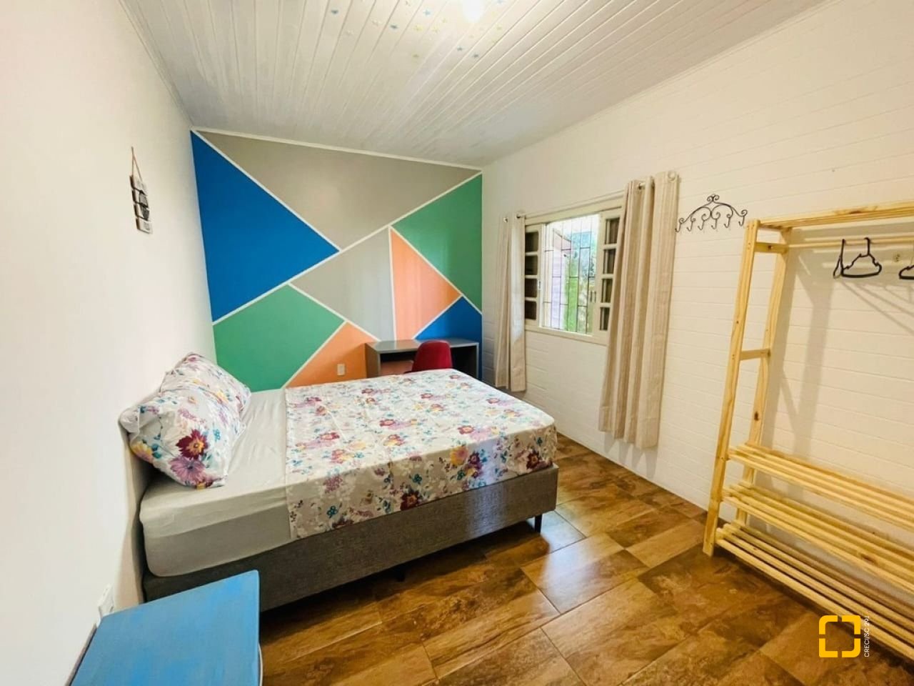 Casa com 200m², 9 quartos (sendo 2 suítes), 2 garagens, no bairro Carvoeira em Florianópolis