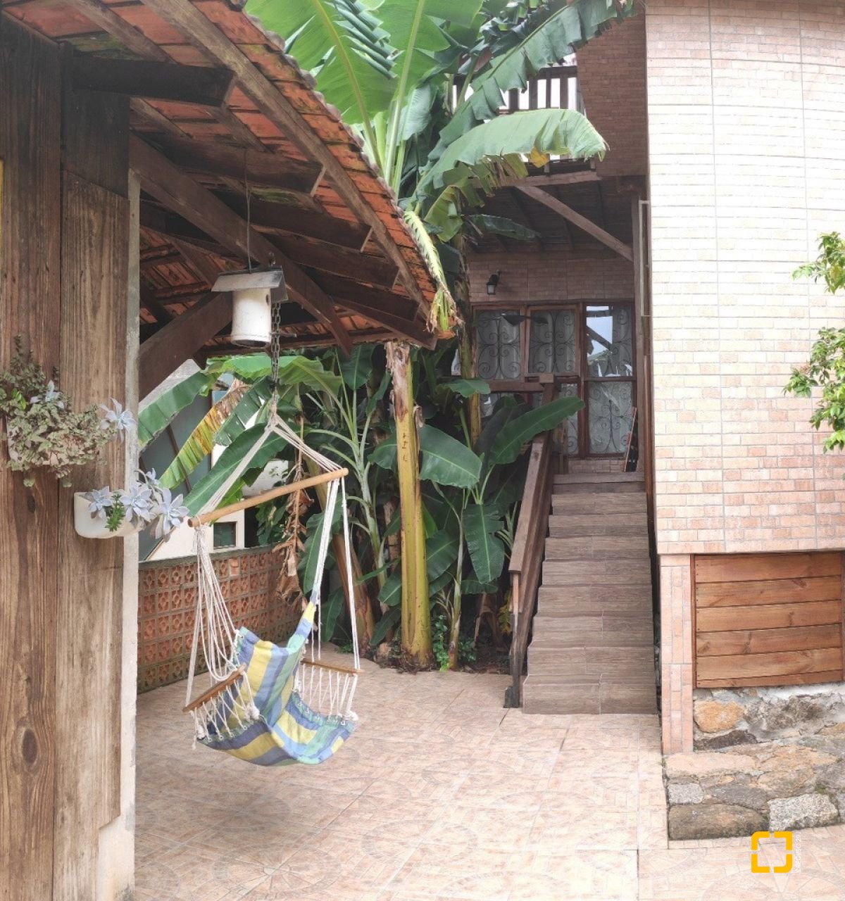 Casa com 200m², 9 quartos (sendo 2 suítes), 2 garagens, no bairro Carvoeira em Florianópolis