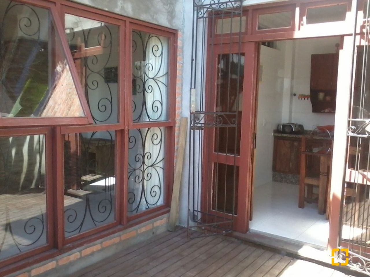 Casa com 200m², 9 quartos (sendo 2 suítes), 2 garagens, no bairro Carvoeira em Florianópolis
