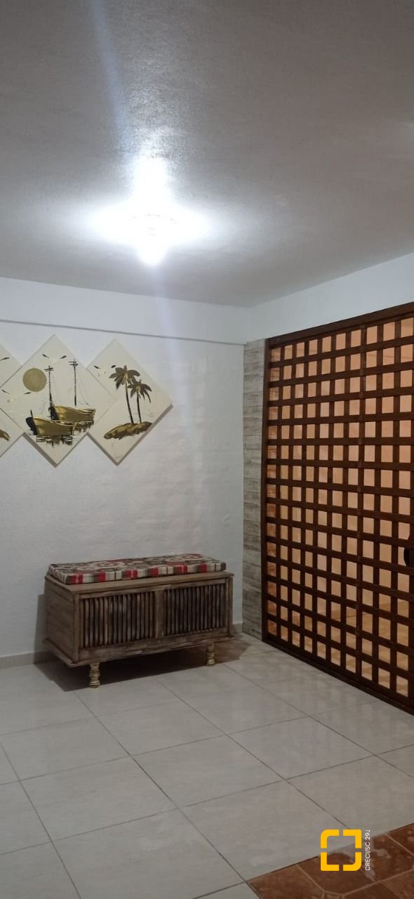Casa com 200m², 9 quartos (sendo 2 suítes), 2 garagens, no bairro Carvoeira em Florianópolis