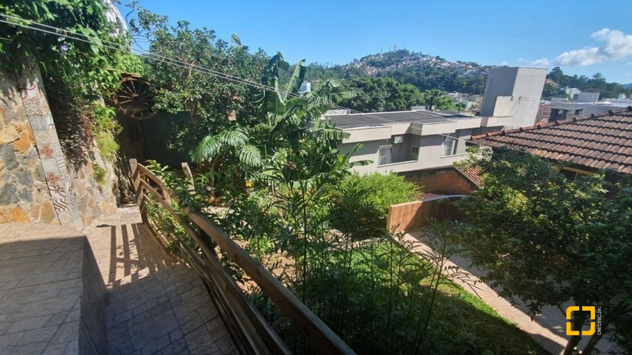 Casa com 200m², 9 quartos (sendo 2 suítes), 2 garagens, no bairro Carvoeira em Florianópolis