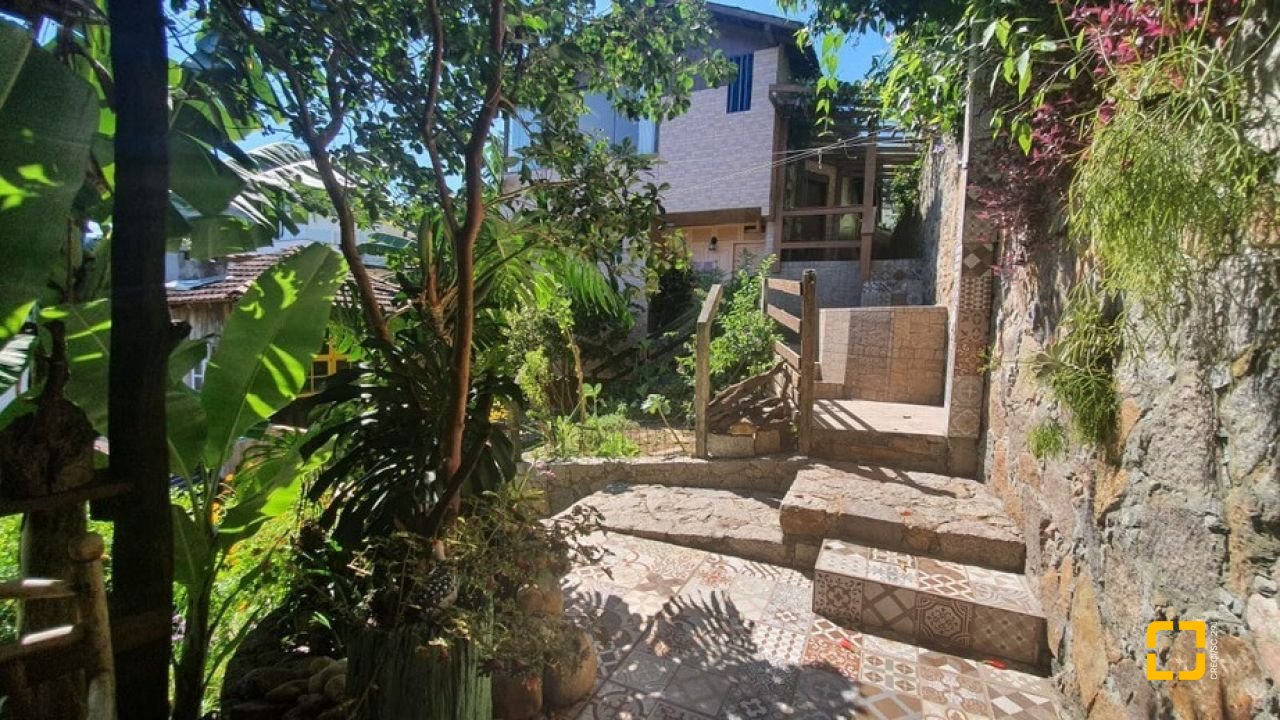 Casa com 200m², 9 quartos (sendo 2 suítes), 2 garagens, no bairro Carvoeira em Florianópolis