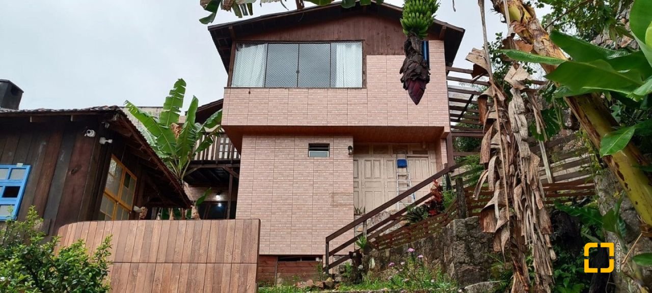 Casa com 200m², 9 quartos (sendo 2 suítes), 2 garagens, no bairro Carvoeira em Florianópolis