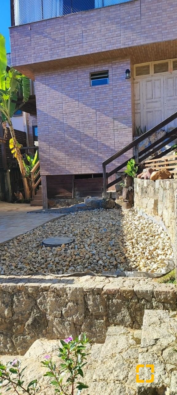 Casa com 200m², 9 quartos (sendo 2 suítes), 2 garagens, no bairro Carvoeira em Florianópolis