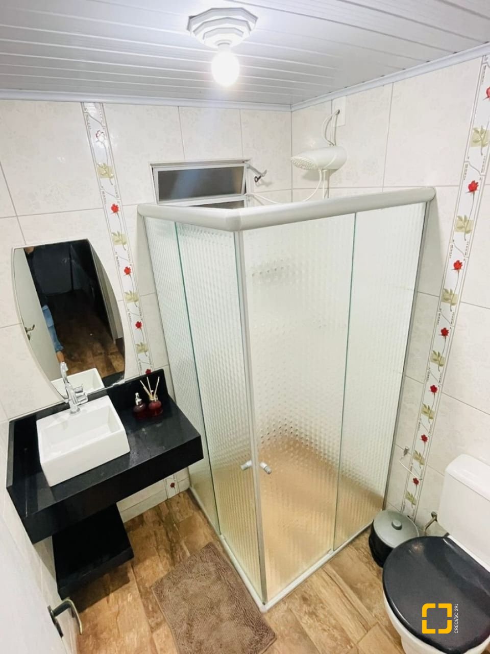 Casa com 200m², 9 quartos (sendo 2 suítes), 2 garagens, no bairro Carvoeira em Florianópolis