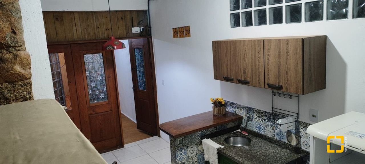 Casa com 200m², 9 quartos (sendo 2 suítes), 2 garagens, no bairro Carvoeira em Florianópolis