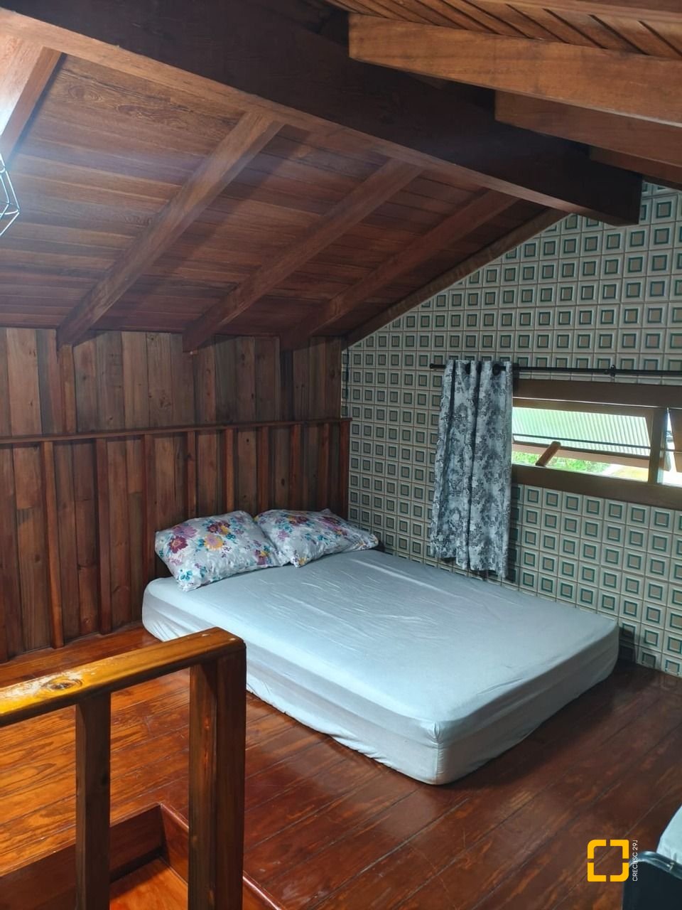 Casa com 200m², 9 quartos (sendo 2 suítes), 2 garagens, no bairro Carvoeira em Florianópolis