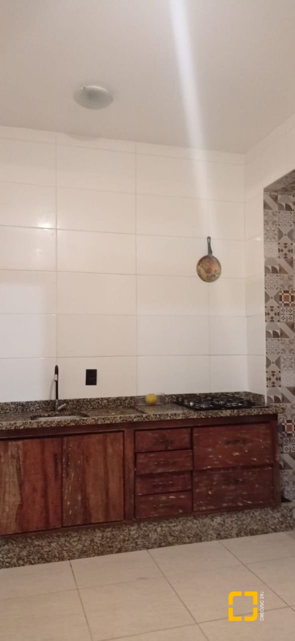 Casa com 200m², 9 quartos (sendo 2 suítes), 2 garagens, no bairro Carvoeira em Florianópolis