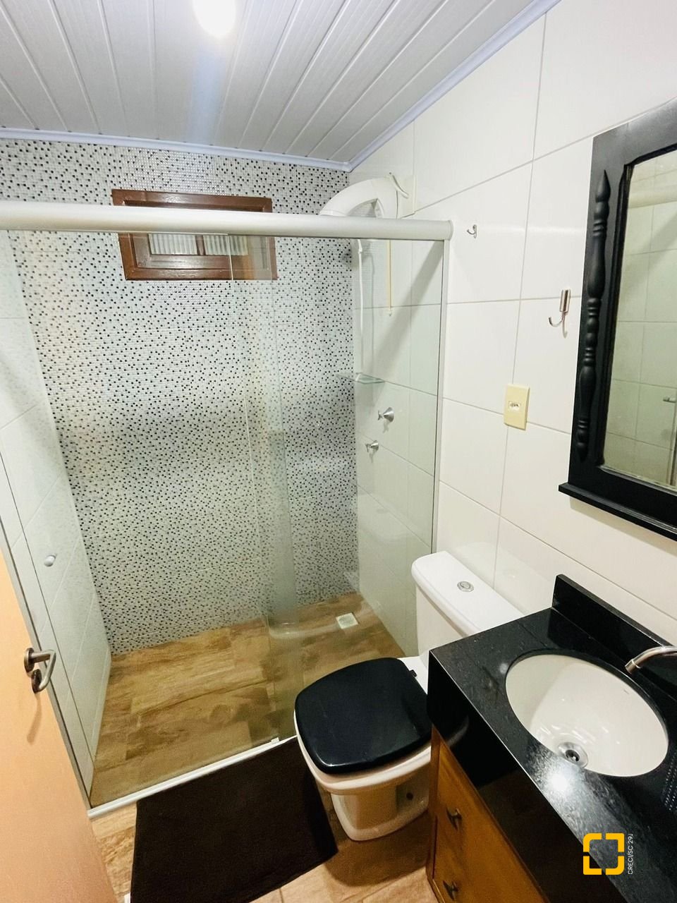 Casa com 200m², 9 quartos (sendo 2 suítes), 2 garagens, no bairro Carvoeira em Florianópolis